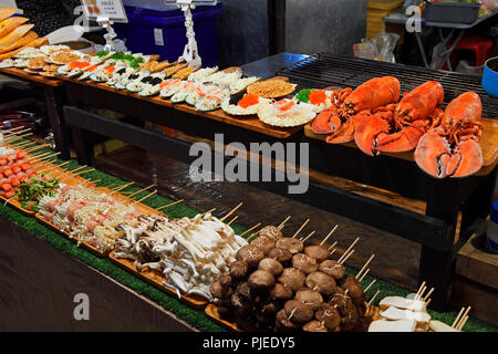 Zustand mit typischen Gerichten für Land, Chillva Markt, Phuket, Thailand, mit landestypischen Speisen, Chillva Markt Stand Stockfoto