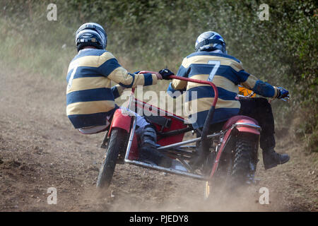 GOODWOOD, WEST SUSSEX/UK - 14. SEPTEMBER: Seitenwagen Motocross am Goodwood Revival am 14. September 2012. Zwei nicht identifizierte Personen Stockfoto