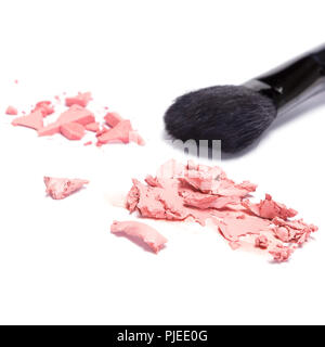 Verschiedene Arten von erröten. Close-up verschmiert Creme erröten und zerdrückten Compact rot mit schwarz Make-up-Pinsel auf weißem Hintergrund Stockfoto