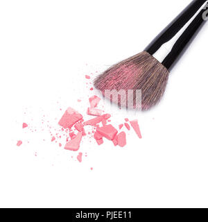 Zerkleinert kompakte Blush Pink Farbe mit Make-up-Pinsel auf weißem Hintergrund Stockfoto