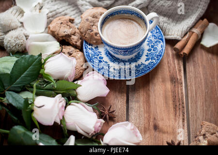 Romantische Kaffee in einer Tasse auf einem hölzernen Hintergrund mit einem Plaid, ein Blumenstrauß aus den weißen Rosen und im Herbst Gemütlichkeit. Guten Morgen. obere Ansicht. Kopieren Sie spase, Stockfoto