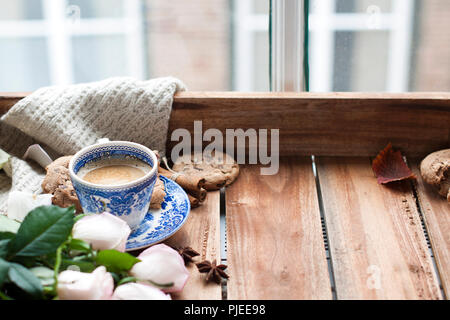 Romantische Kaffee in einer Tasse auf einem hölzernen Hintergrund mit einem Plaid, ein Blumenstrauß aus den weißen Rosen und im Herbst Gemütlichkeit. Guten Morgen. obere Ansicht. Kopieren Sie spase, Stockfoto