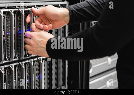 Männliche IT-Techniker ersetzen Blade Server in SAN im Rechenzentrum Stockfoto