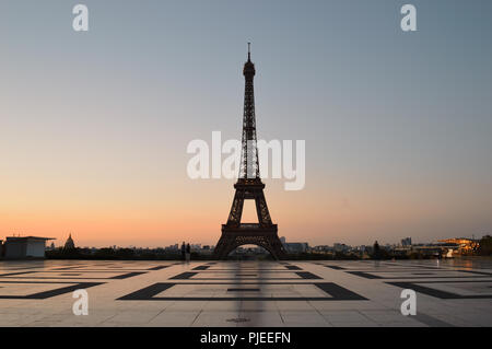 Blick auf den Eiffelturm bei Sonnenaufgang von Trocadero. Stockfoto