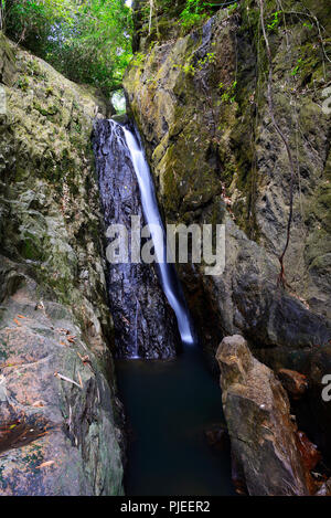 In dem Bestreben, Pae Wasserfall, Phuket, Thailand, Bang Pae Wasserfall Stockfoto