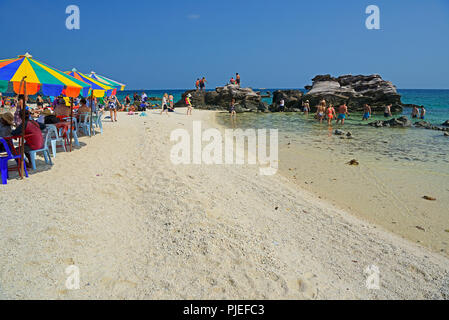 Touristen auf Koh Khai Island, Thailand, Touristen in Koh Khai Insel Stockfoto