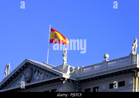 Spanische Flagge auf dem Dach eines historischen Gebäudes in Barcelona, Spanien Stockfoto