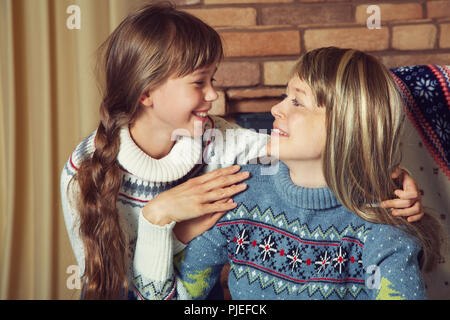 Porträt von Mutter und Tochter in Pullover Stockfoto