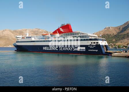 Hellenic Seaways Fähre Nissos Chios vertäut im Hafen Livadia auf der griechischen Insel Tilos am 18. Juni 2018. Die 141 mtr-Schiff wurde 2007 erbaut. Stockfoto