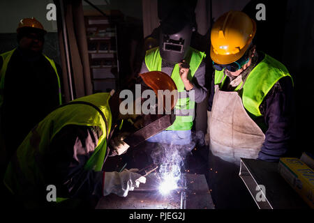 Junge Albaner lernen Schweißen im Devaid Training Center öffentliche berufliche Ausbildung in Tirana, wo sie lernen, oxy-Fuel zu schweißen. Stockfoto