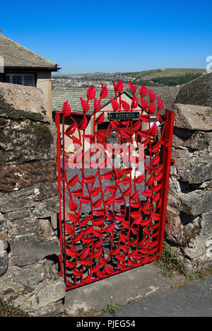 Blaue schmiedeeisernen Tore Garten Eingang mit gepflasterten Weg, Box
