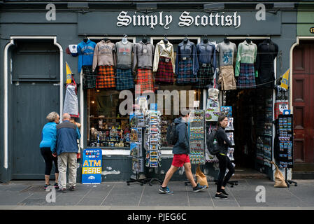 Touristen außerhalb Einfach Schottischen, einer von vielen Geschenkeladen auf der Royal Mile in Edinburgh, Schottland, Großbritannien. Stockfoto