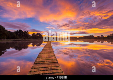 Ein bunter Sonnenaufgang über s Pier an der Connemara Seen, Nyanga Simbabwe gesehen. Stockfoto