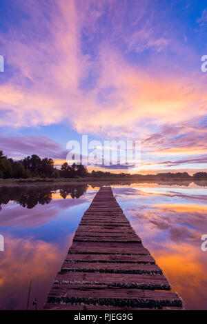 Ein bunter Sonnenaufgang über s Pier an der Connemara Seen, Nyanga Simbabwe gesehen. Stockfoto