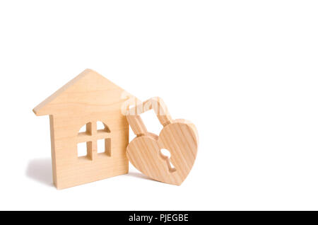Holzhaus mit Herzförmigen lock auf einem weißen Hintergrund. Liebe Nest, Beziehungen. Kaufen Sie ein Haus mit einer jungen Familie. Bezahlbare Wohnungen. Familie ps Stockfoto