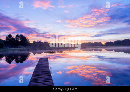 Ein bunter Sonnenaufgang über s Pier an der Connemara Seen, Nyanga Simbabwe gesehen. Stockfoto