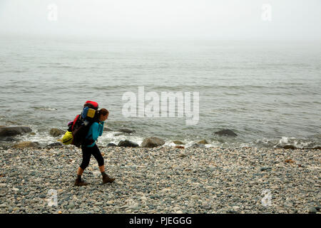 Wandern auf sombrio Beach entlang Juan de Fuca Marine Trail, Juan de Fuca Provincial Park, British Columbia, Kanada Stockfoto