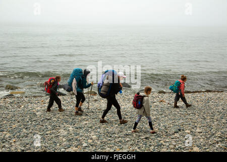 Wandern auf sombrio Beach entlang Juan de Fuca Marine Trail, Juan de Fuca Provincial Park, British Columbia, Kanada Stockfoto