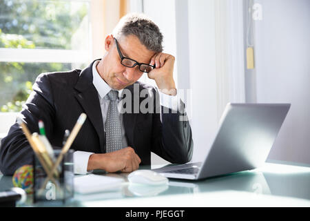 Foto von Müde Reife Geschäftsmann schlafen im Büro Stockfoto