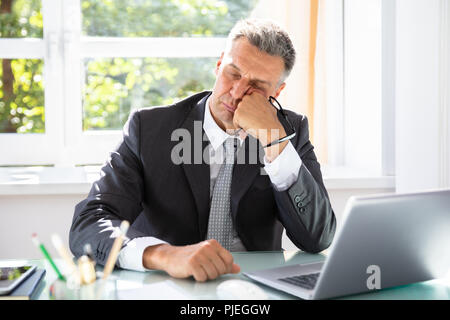 Foto von Müde Reife Geschäftsmann schlafen im Büro Stockfoto