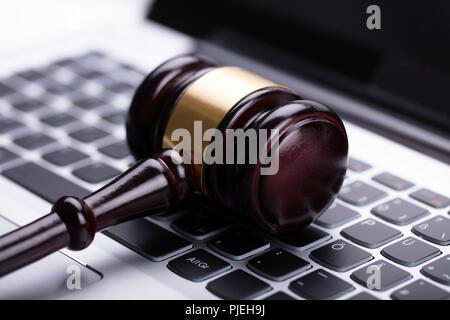 In der Nähe von Holz- Hammer auf Laptop Tastatur Stockfoto