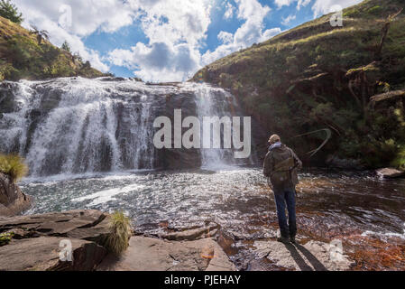 Ein Fliegenfischer fischt an den Temburatedza Wasserfällen im Nyanga Nationalpark in Simbabwe. Stockfoto