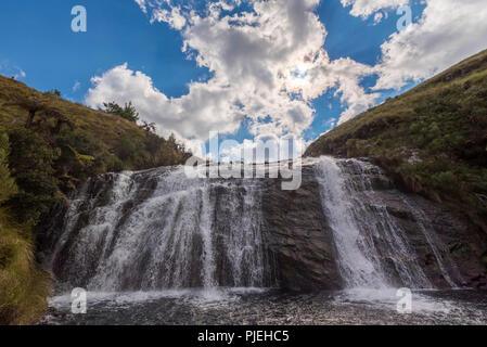 Ein Fliegenfischer fischt an den Temburatedza Wasserfällen im Nyanga Nationalpark in Simbabwe. Stockfoto