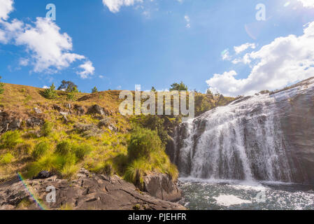 Ein Fliegenfischer fischt an den Temburatedza Wasserfällen im Nyanga Nationalpark in Simbabwe. Stockfoto