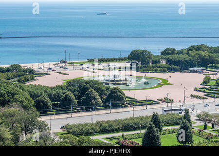 Luftaufnahme von Grant Park, Buckingham Fountain, und Lake Shore Drive Stockfoto