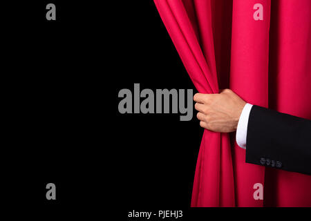 Close-up von zwei Männern die Hand Öffnen roten Vorhang Stockfoto