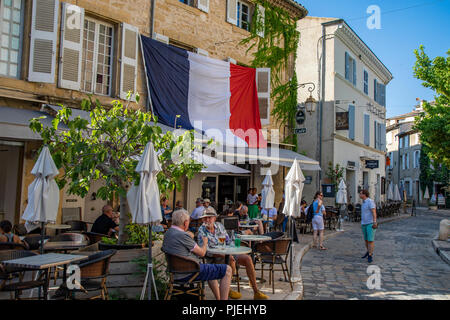 Kleinen französischen Dorf Cafés mit französischer Flagge in der Provence Region im Süden Frankreichs Stockfoto