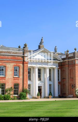 Beeindruckende portico Eingang in die Fassade der Avington Park, eine Palladianische Villa Country House im Avington in der Nähe von Winchester, Hampshire, England Stockfoto