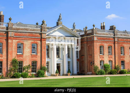 Beeindruckende portico Eingang in die Fassade der Avington Park, eine Palladianische Villa Country House im Avington in der Nähe von Winchester, Hampshire, England Stockfoto