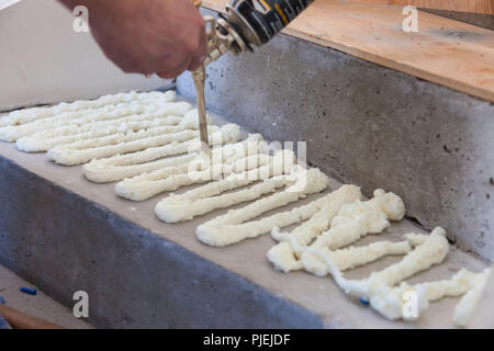Herstellung und Montage von Flachs. Die Arbeit des Meisters. Stockfoto