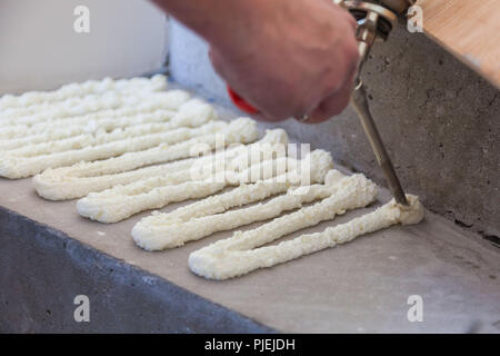 Herstellung und Montage von Flachs. Die Arbeit des Meisters. Stockfoto
