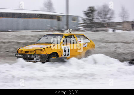 Ein Rennwagen auf einem winter Track. Stockfoto