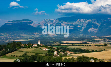 Panoriamic auf die Berge des Cuchon und Petite Autane mit dem Dorf Les Faix, Champsaur, Französische Alpen im Sommer. Hautes-Alpes Stockfoto