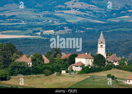 Panoriamic auf die Berge des Cuchon und Petite Autane mit dem Dorf Les Faix, Champsaur, Französische Alpen im Sommer. Hautes-Alpes Stockfoto