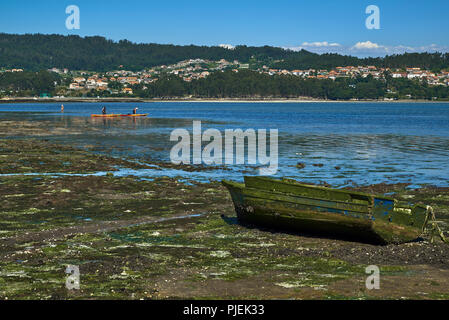 Close-up ein altes Fischerboot in der Ria de Pontevedra, Combarro Strand, Galizien, Spanien, Europa Stockfoto