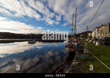 Segeln Boote im Hafen von Clifden, Connemara, County Galway, Irland. Stockfoto