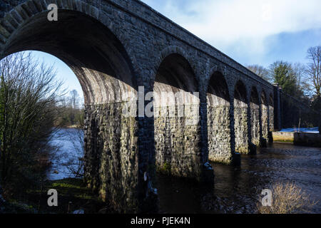 Stillgelegte Bahn Viadukt über den Fluss Maine in Randalstown, County Antrim, Nordirland. Stockfoto