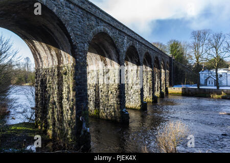 Stillgelegte Bahn Viadukt über den Fluss Maine in Randalstown, County Antrim, Nordirland. Stockfoto