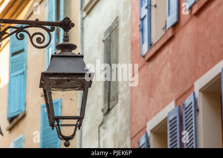 Lamp Post und Windows von Manosque in der Provence Region im Süden Frankreichs Stockfoto