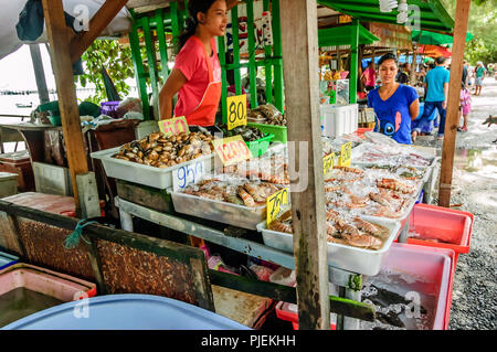 Rawai Beach, Phuket, Thailand - Oktober 27, 2013: Verkauf von Fisch und Meeresfrüchten im Beachside in Sea Gypsy Village in Rawai Beach in Phuket, Thailand Abschaltdruck Stockfoto