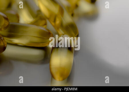 Soft Focus Nahaufnahme von Clear gel Kapseln gefüllt mit Omega-3 Fischöl. Organische Medikation für Gesundheit und Wellness. Stockfoto