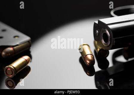 Nahaufnahme eines Barrel Of A Gun mit Patronenhülsen. Live Umläufe von patronenhülsen aus militärischer Hand gun. Die Waffen des Krieges. Arsenal. Stockfoto