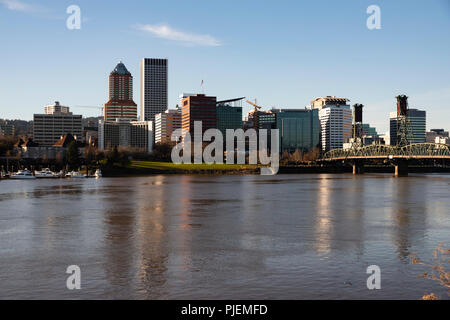 Portland Oregon Stadtbild mit Hawthorne Bridge über den Willamette River. Portland, Oregon Stockfoto