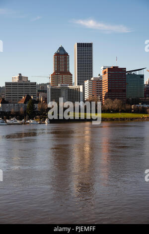 Stadtbild von Portland Oregon mit Tom McCall Waterfront Park. Portland, Oregon Stockfoto