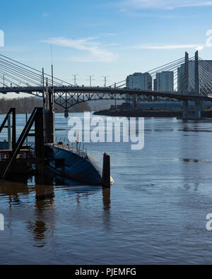 U-Boot USS Blueback an OMSI mit Tilikum Brücke über den WIllamette River. Portland, Oregon Stockfoto