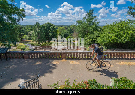 London, England - Juli 2018: Mann auf dem Fahrrad auf der Terrasse der Gärten in der Nähe der Richmond Park Stockfoto